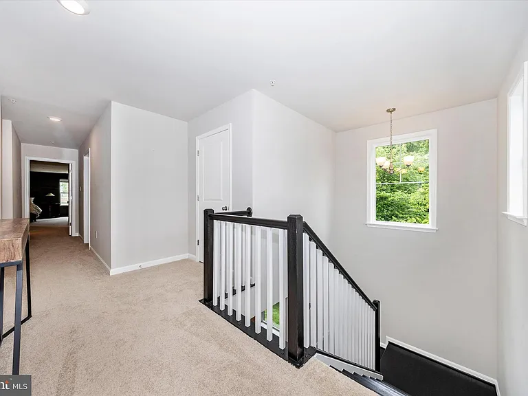 700 Bond St — Photo 17