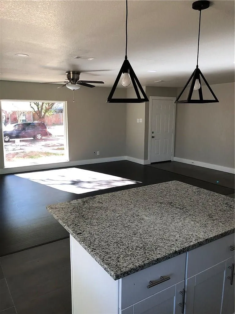 3 bed, 1726 sqft, $2,360 — Photo 2