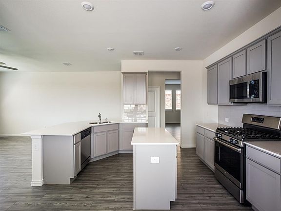 4th image of 416 Holt Ln