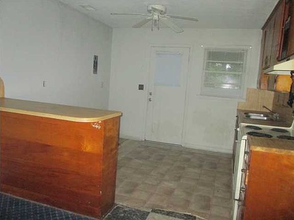 3rd image of 2614 N Oakridge Cir