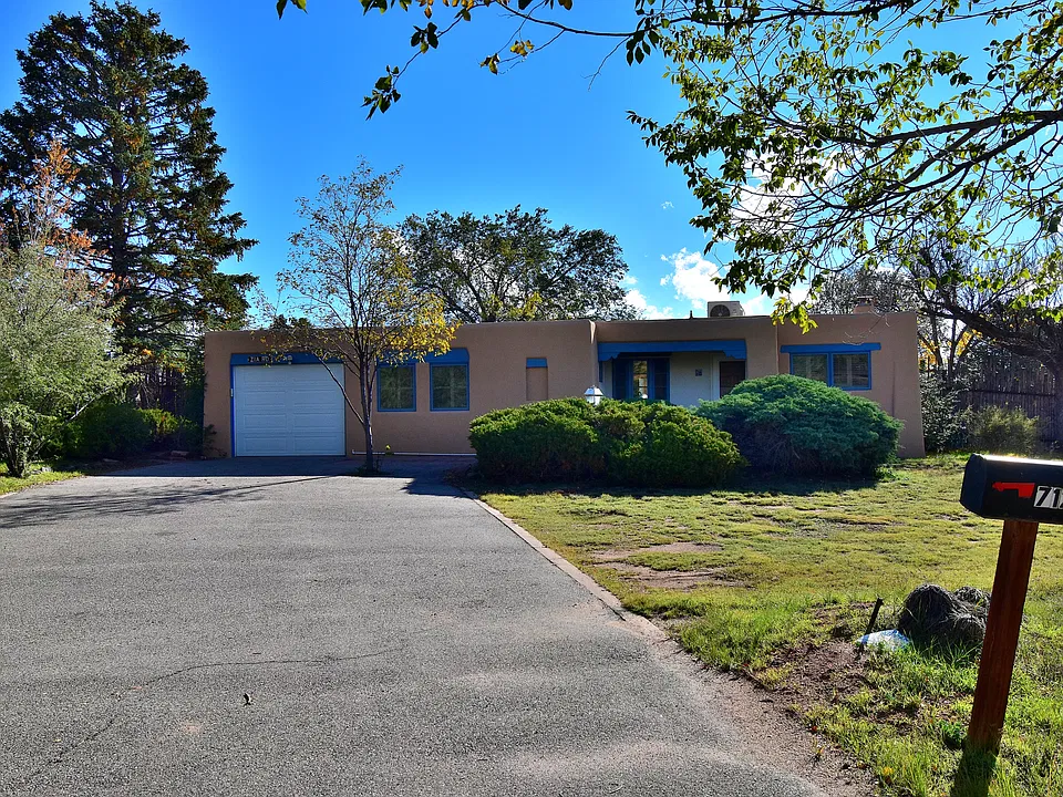 712 E Zia Rd