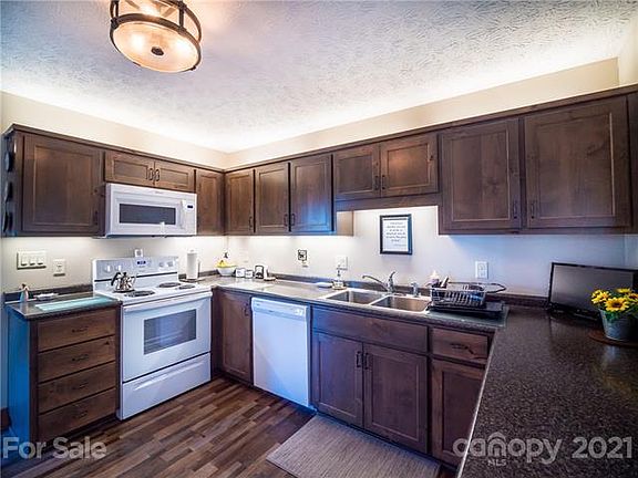 3rd image of 46 E Park Dr