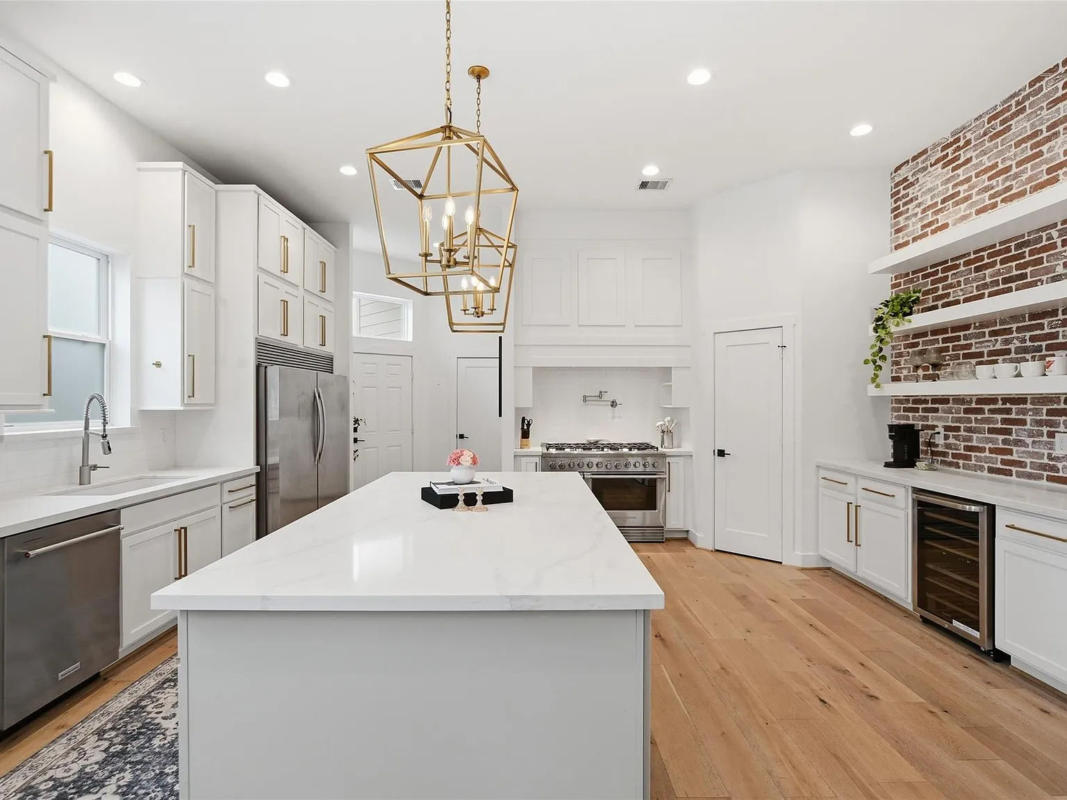 3 bed, 3.5 bath, 2608 sqft, $4,750 — Photo 2