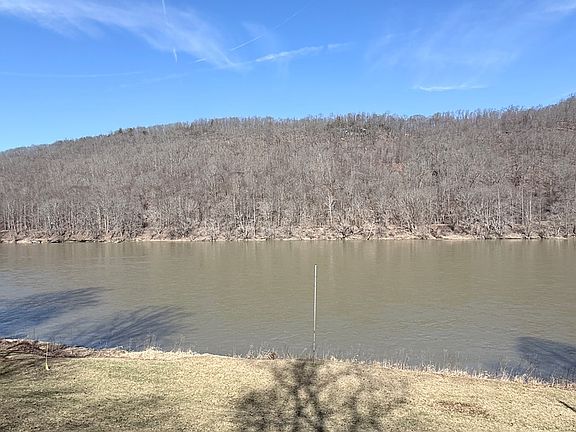 3rd image of 689 Sundew Rd