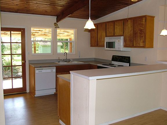 Well laid out kitchen with breakfast bar