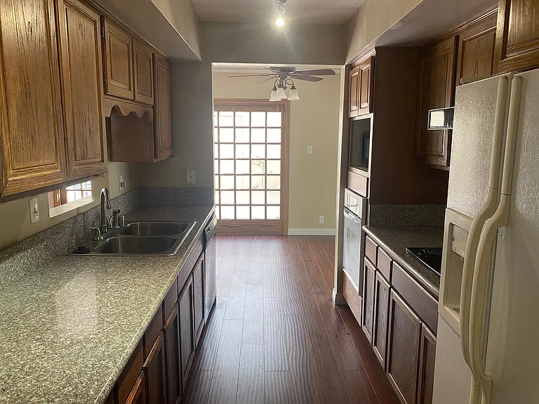 3016 El Camino Ave — Photo 7