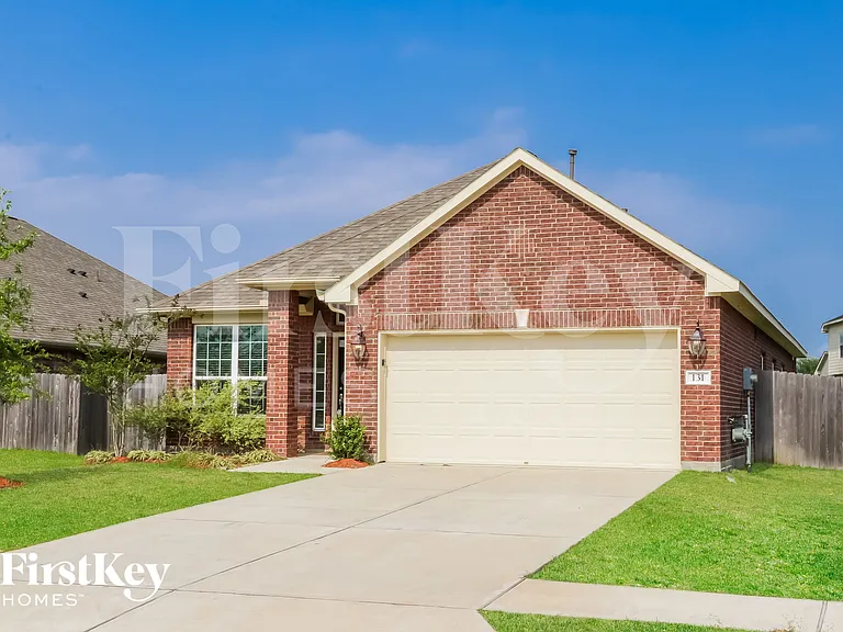 131 Brazos Dr — Photo 2