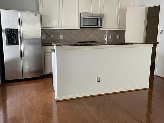 2nd image of 827 E Heights Hollow Ln