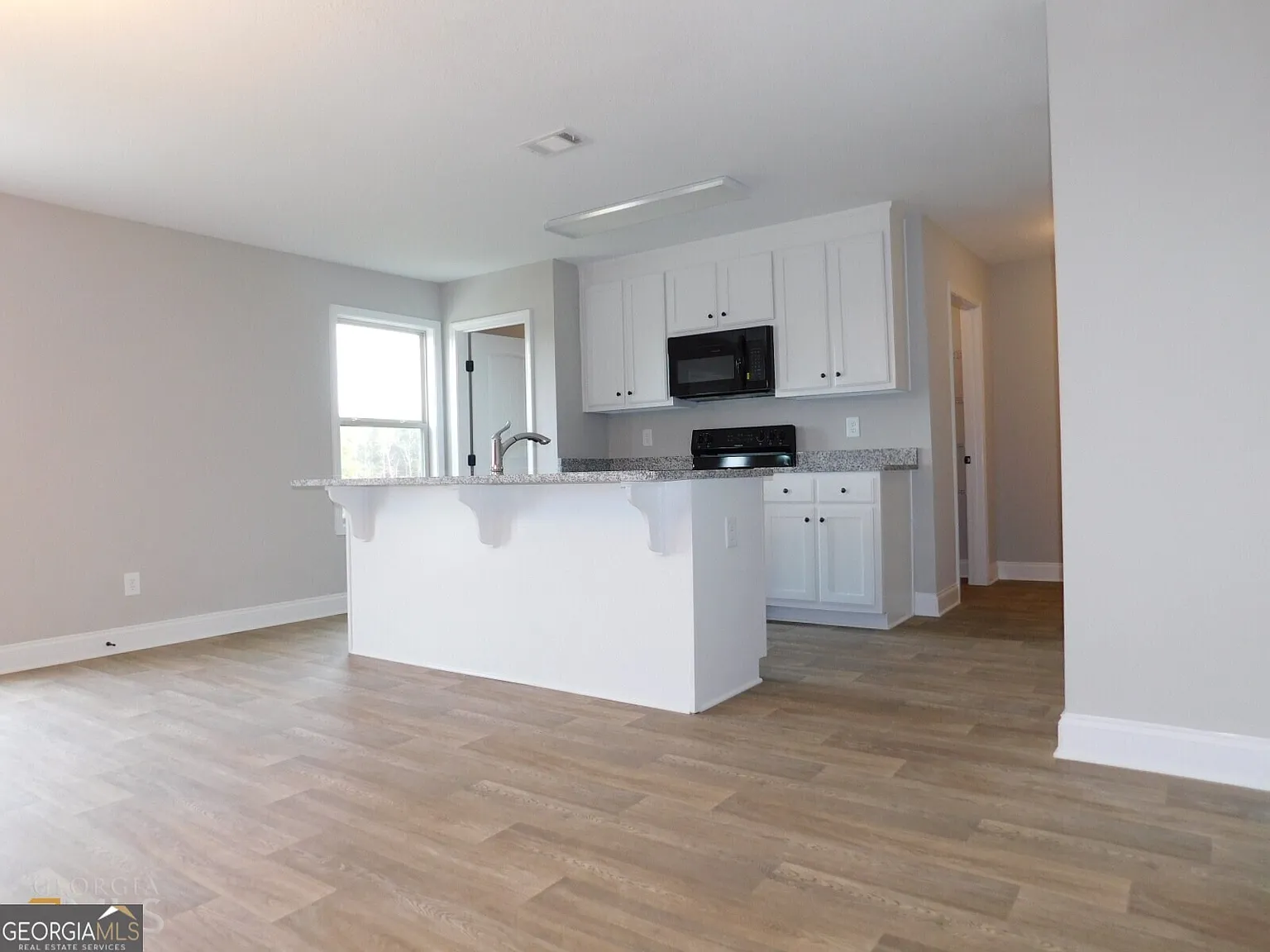 4 bed, 2.5 bath, 2306 sqft, $2,350 — Photo 4