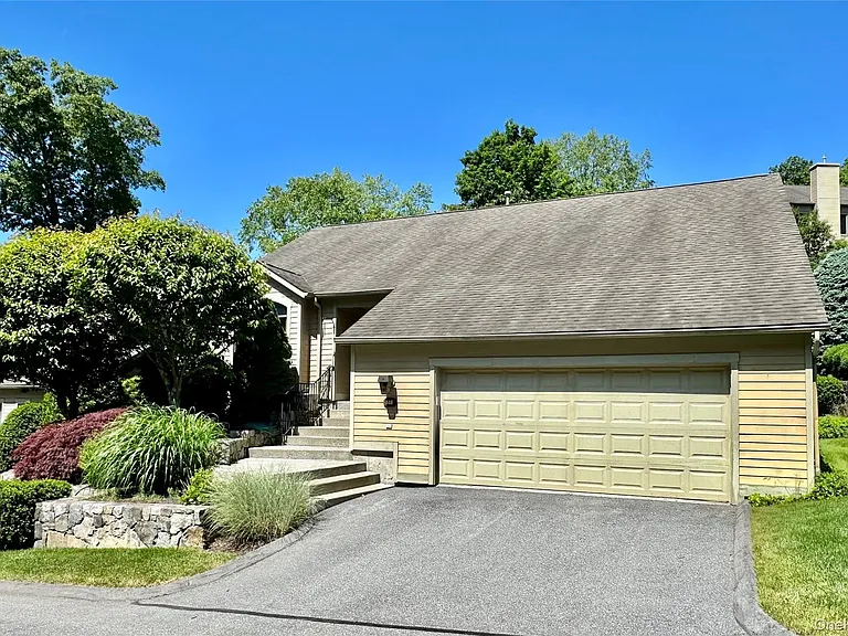 848 Heritage Hls — Photo 3