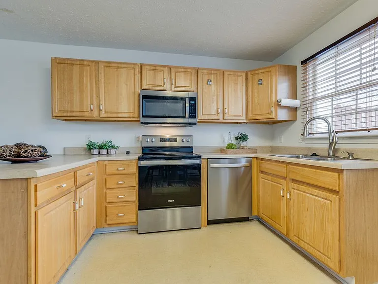 659 Beaverview Dr — Photo 3