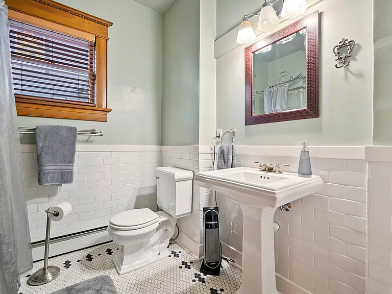 326 E Monument St — Photo 25