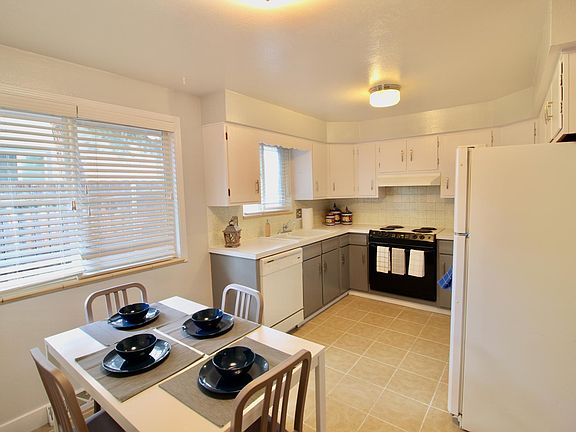 Eat-in kitchen