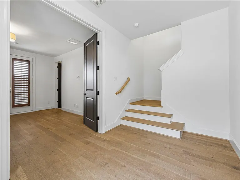 2314 Hutchins St — Photo 2