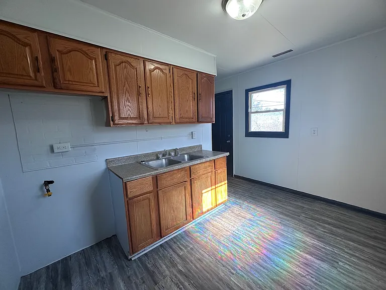 1005 Giddings St — Photo 2