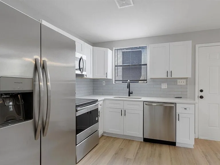 2406 E Clark St — Photo 36