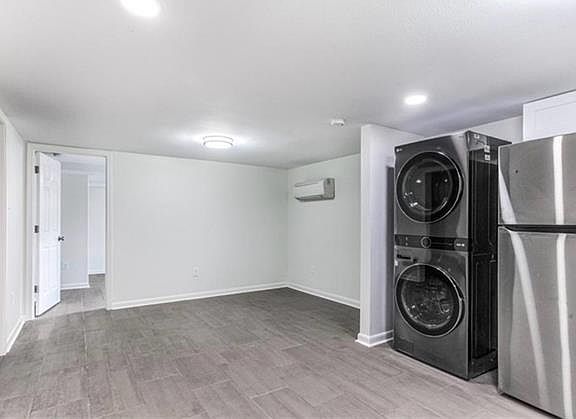 2nd image of 2232 Amelia St