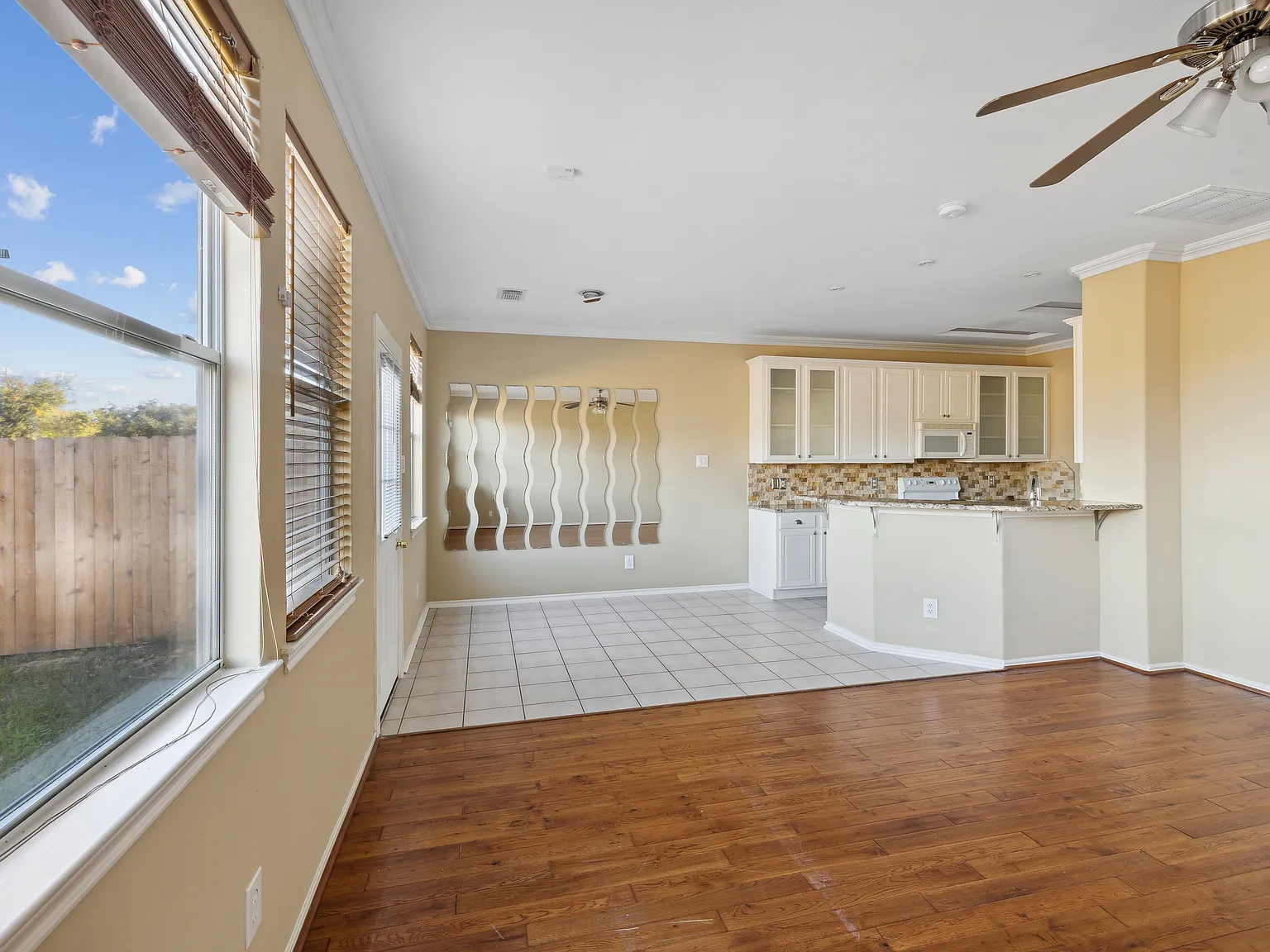 3 bed, 2.5 bath, 1636 sqft, $1,775 — Photo 3