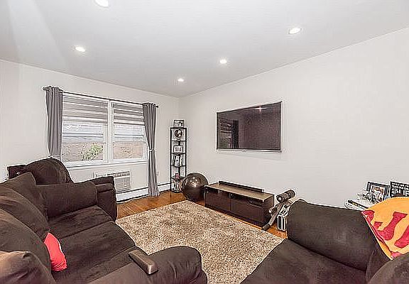 5th image of 25-02 Crescent St #1B