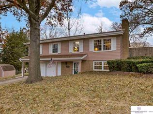 8454 Lakeview Dr, Omaha, NE 68127