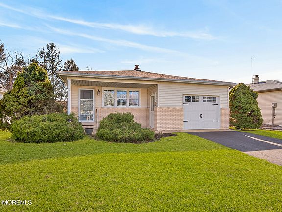 4th image of 241 Charlotteville Drive N