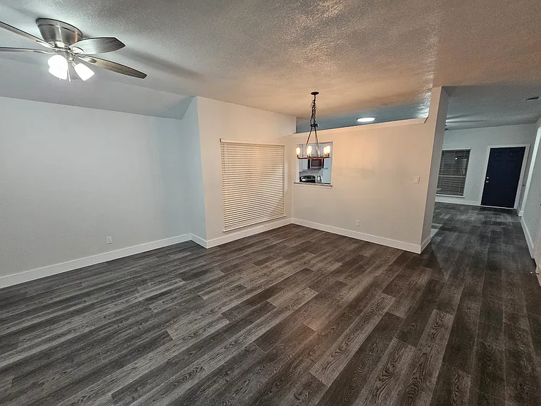 919 Crestwood Dr — Photo 3