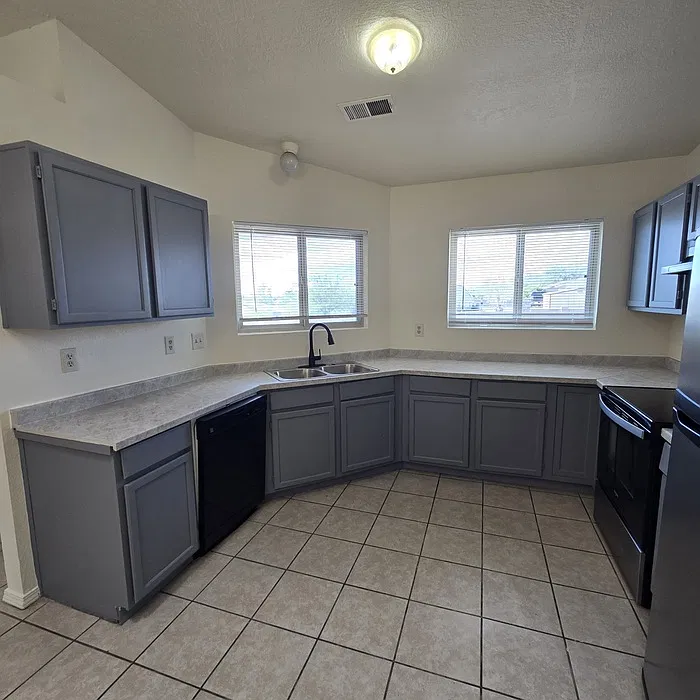 3 bed, 2.0 bath, 1202 sqft, $1,800 — Photo 3