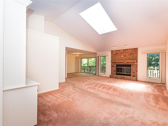 4th image of 40 Erie Cres