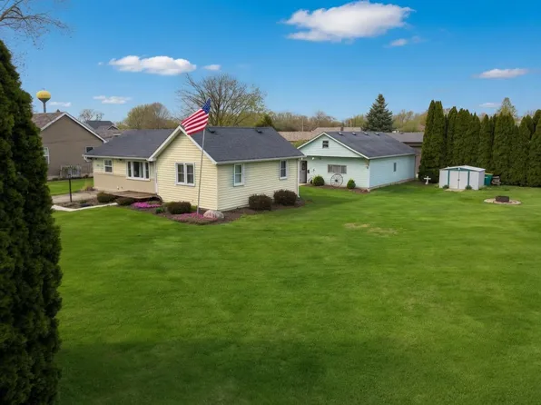 109 W South St, Kirkland, IL 60146