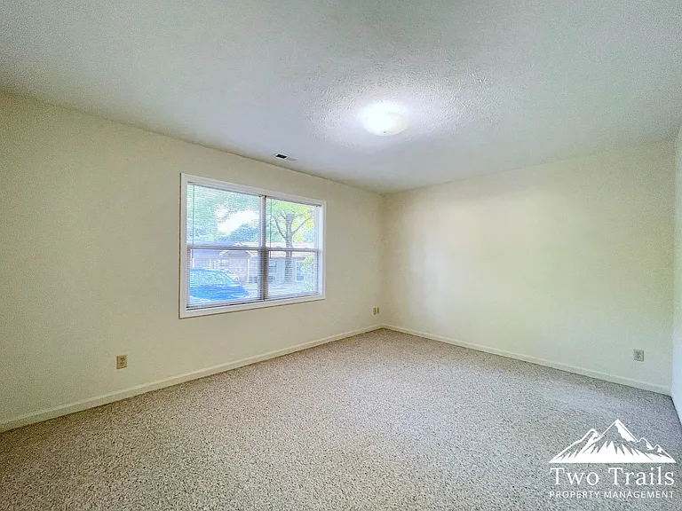 707 Farmington Cir — Photo 8