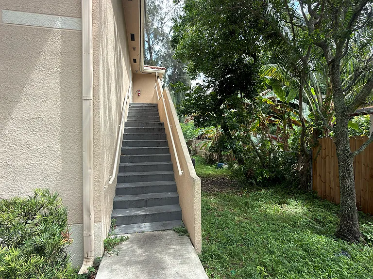 651 SW 9th St #7 — Photo 23