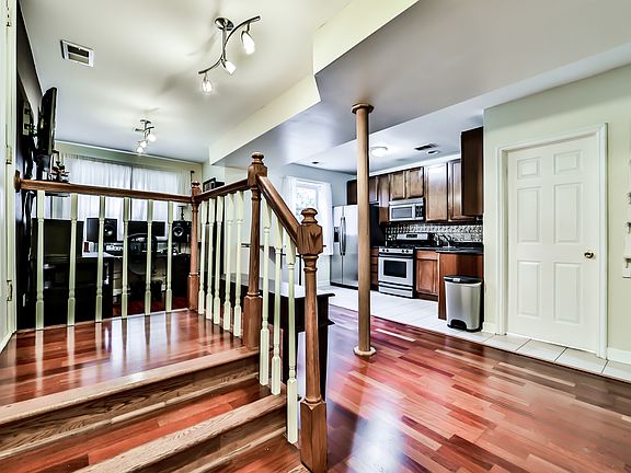 2nd image of 6117 N Claremont Ave APT Gn