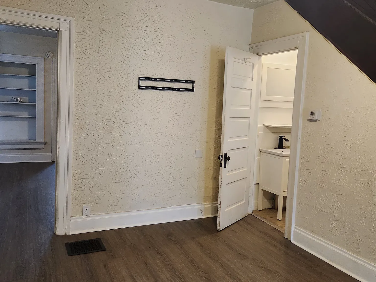 3 bed, 1.5 bath, 1650 sqft, $1,300 — Photo 3