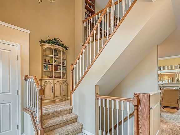4th image of 604 Meadowlands Ct