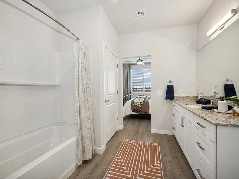 Longbow Luxury Apartments — Photo 44