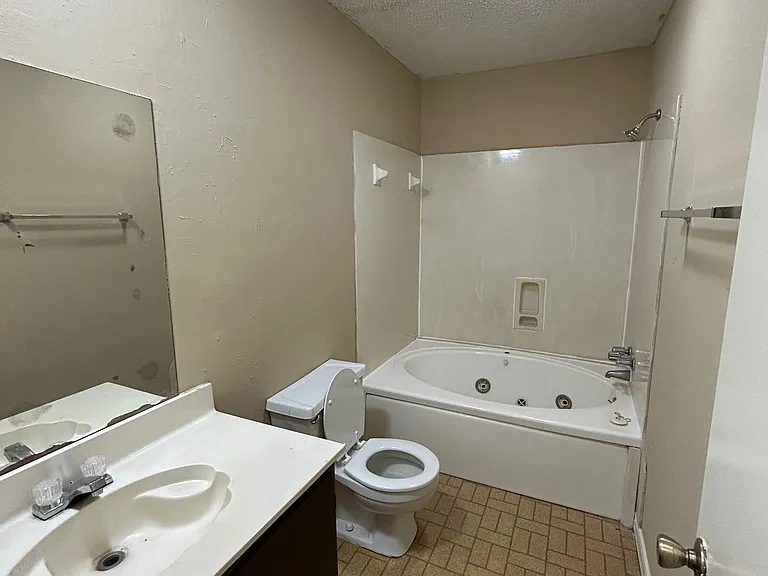 1466 Lake Calais Ct #B — Photo 8
