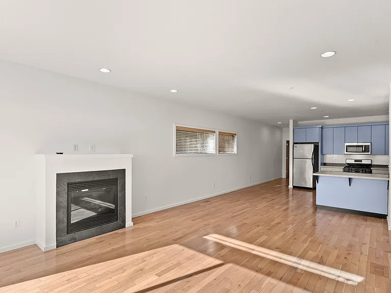 3220 N Michigan Ave — Photo 7