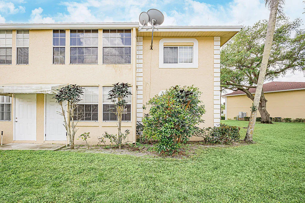 2 bed, 2.0 bath, 1201 sqft, $2,100 — Photo 2