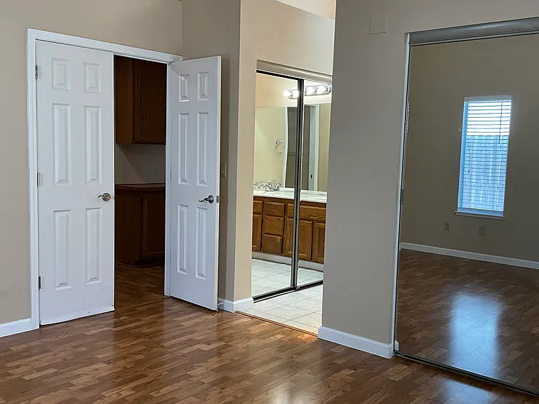 8940 Meadowspring Dr — Photo 12