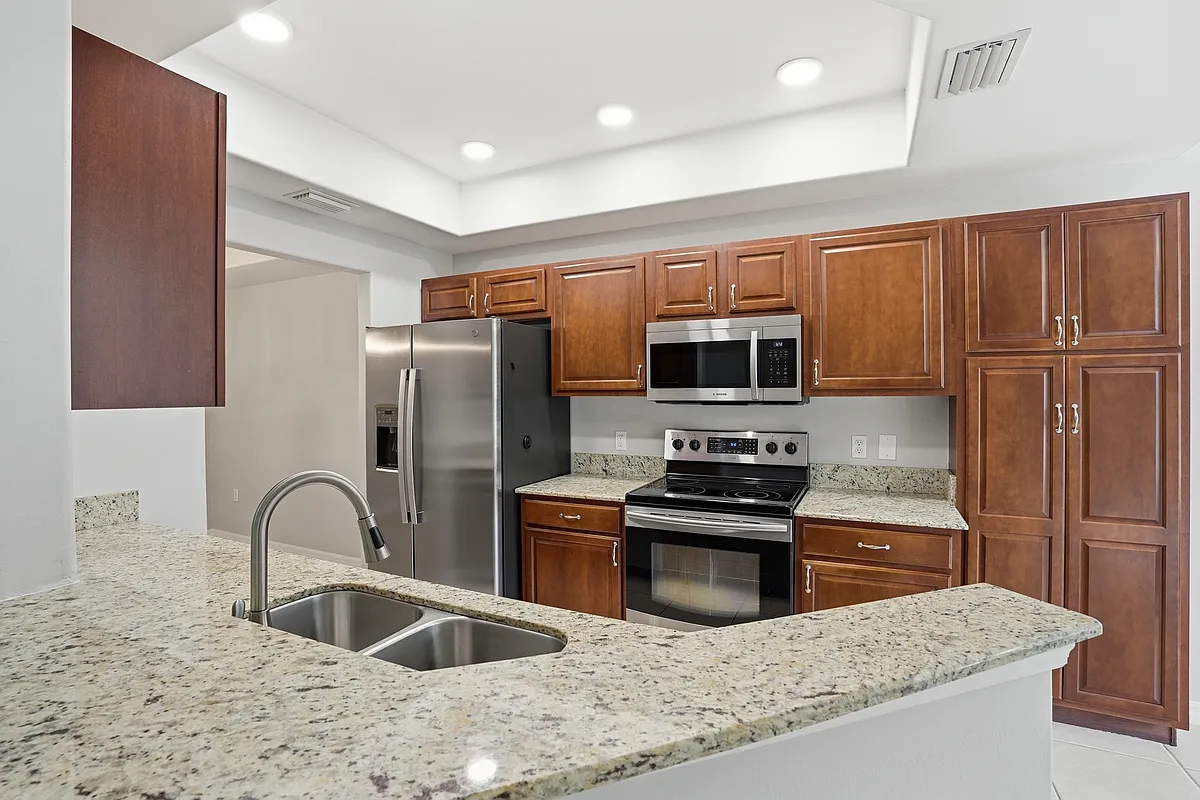 Building Photo - 1375 Henley St #403