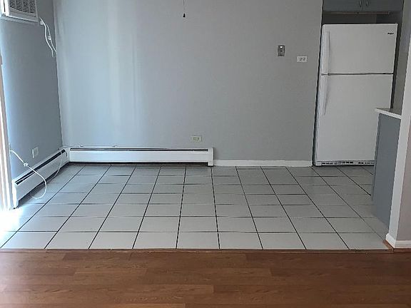 4th image of 821 S La Grange Rd APT 205