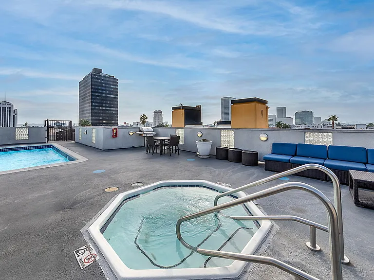 Essex Properties at Miracle Mile — Photo 25