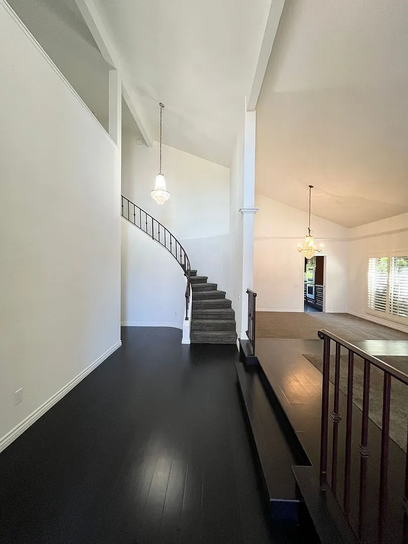 Stunning, Spacious 4BD/3BA Luxurious Home in University City! Only $6,495/mo! — Photo 2