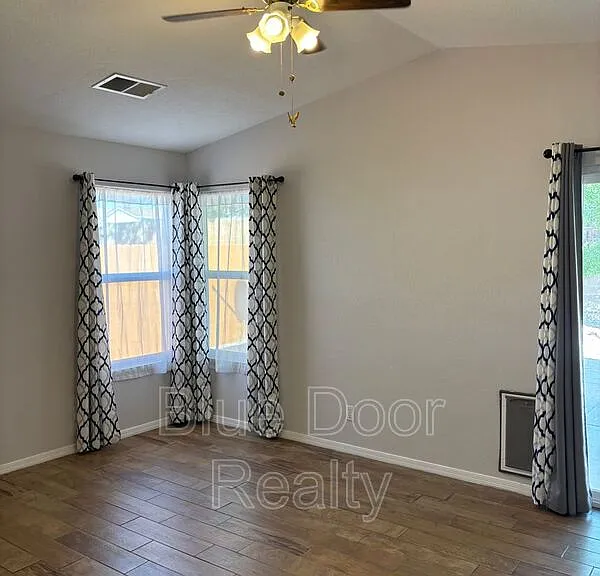 2125 Sierra Ln NE — Photo 5