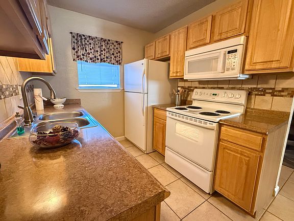 5th image of 905 N Gilmer St #76