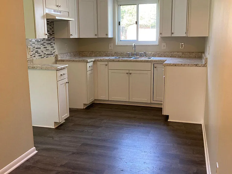 1121 Cambridge Ct — Photo 2