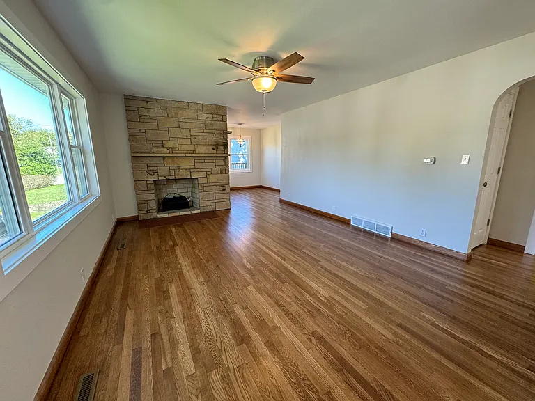 928 Meadow Dr — Photo 5