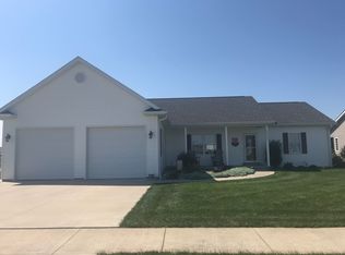1033 Redbird Ln, Arthur, IL 61911