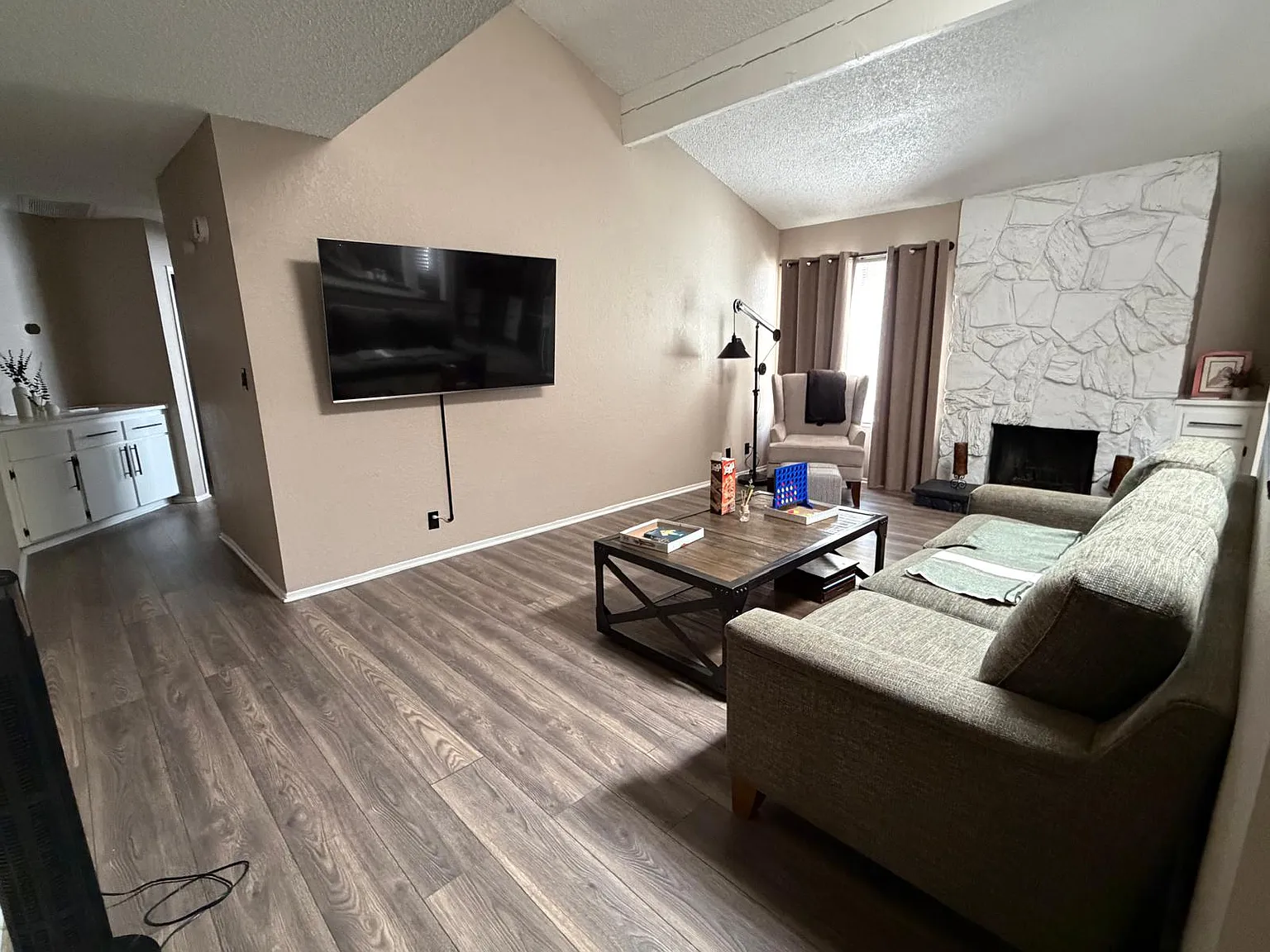 2 bed, 1042 sqft, $1,750 — Photo 4