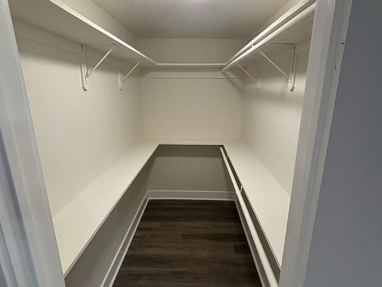 Avondale Apartments — Photo 18